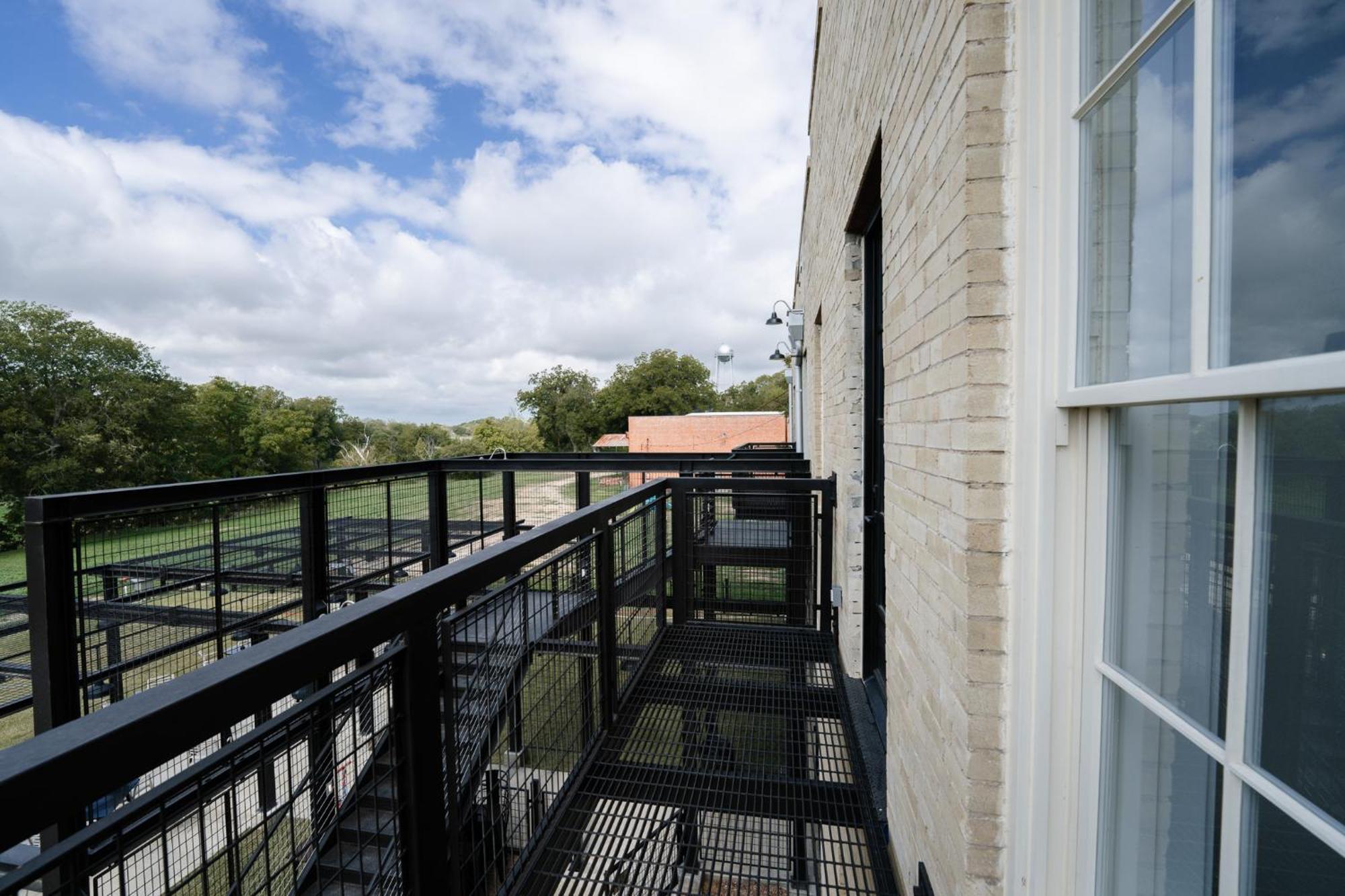Martindale Western 1924 Luxury Lofts מראה חיצוני תמונה
