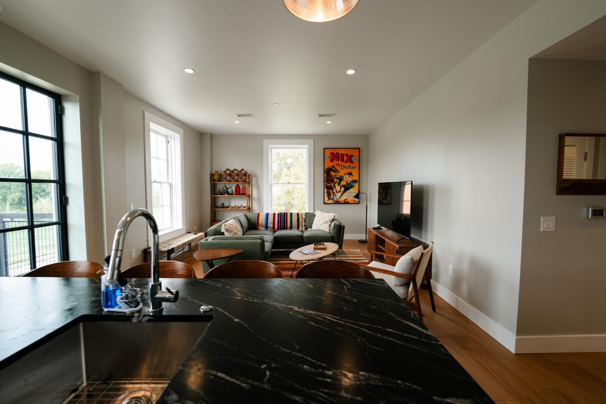 Martindale Western 1924 Luxury Lofts מראה חיצוני תמונה
